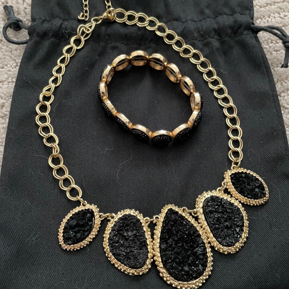 Necklace and bracelet set